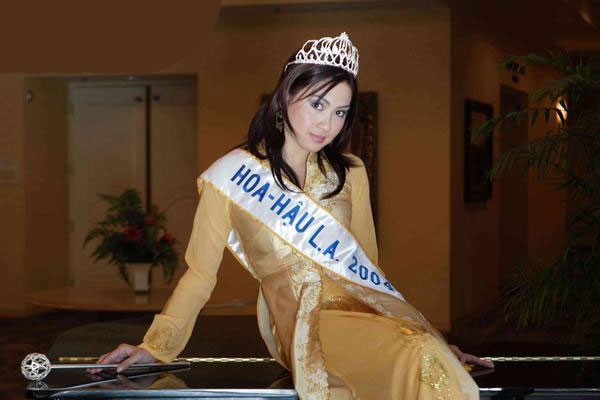 Nguyễn Cao Thu Vân khi đoạt vương miện Hoa hậu Los Angeles 2004